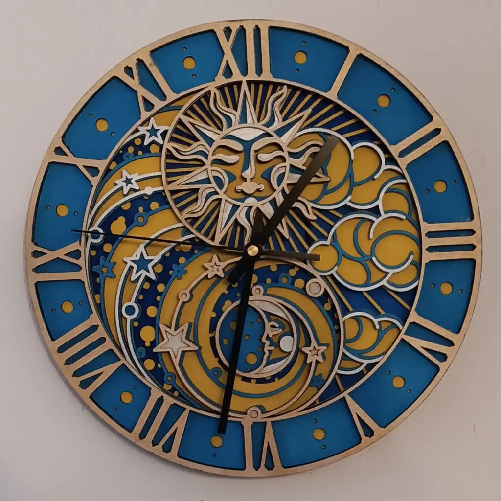 Horloge murale en bois – Soleil & Lune astrale